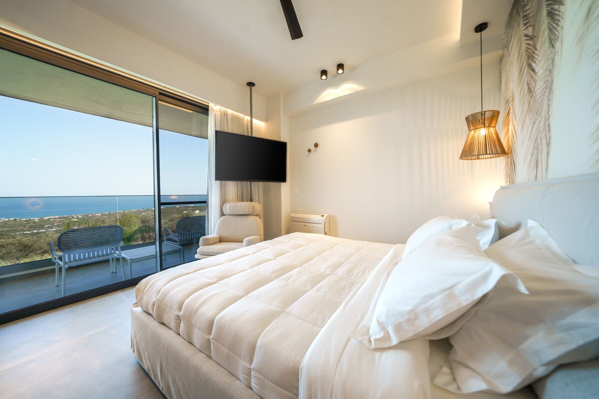 First floor bedroom with 1,60x2,00 bed and balcony access.