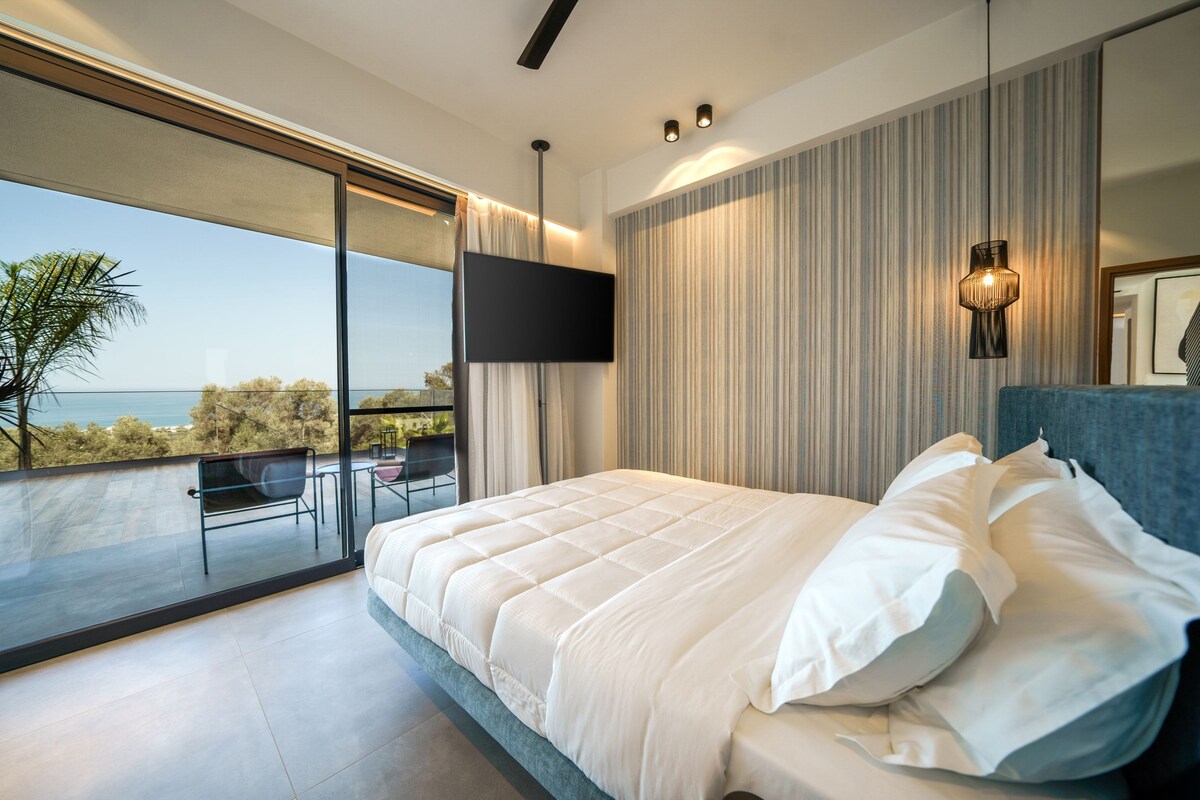 Ground floor bedroom with 1,60x2,00 bed and access to the pool terrace.