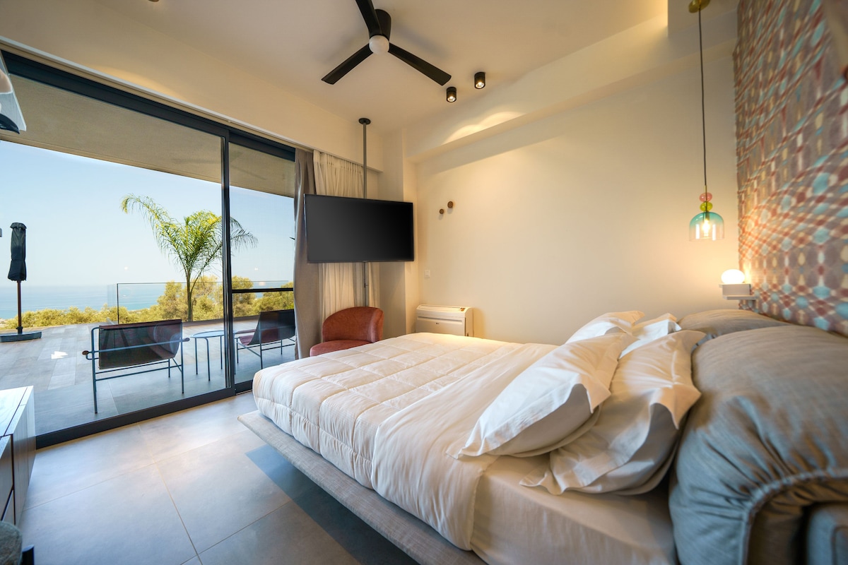 Ground floor bedroom with 1,60x2,00 bed and access to the pool terrace.