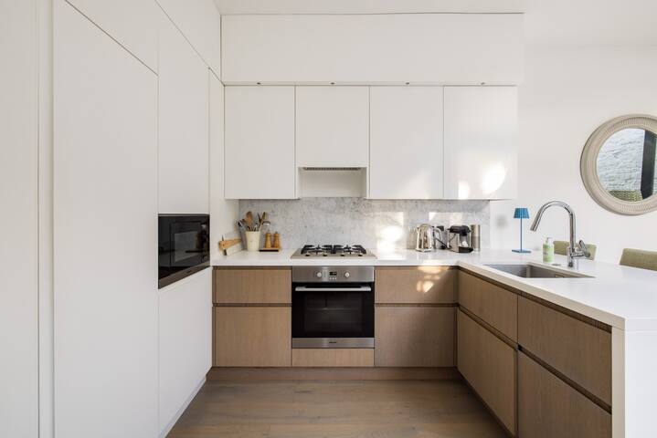 Sunny in Chelsea Luxurious 3 Bedroom Chelsea Home gallery image 4