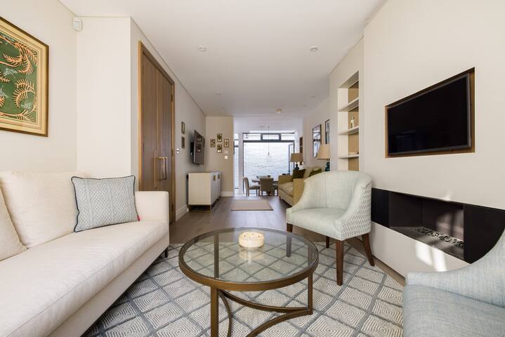 Sunny in Chelsea Luxurious 3 Bedroom Chelsea Home gallery image 2