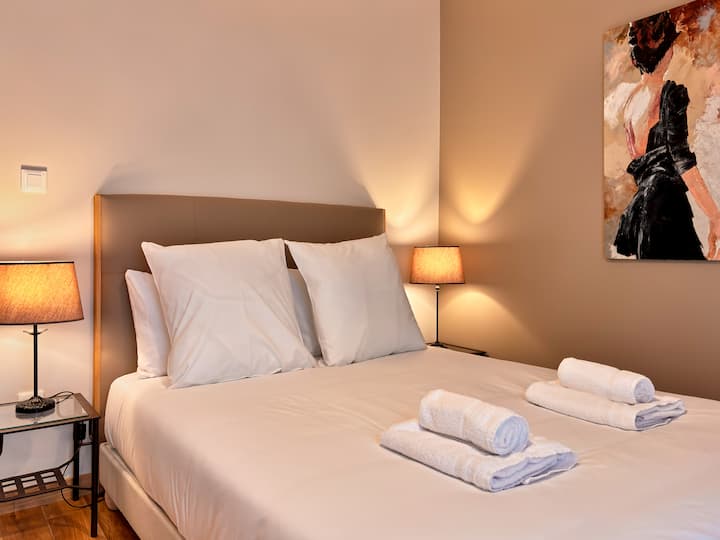 Esta es nuestra segunda habitación acogedora, con una cama cómoda, un pequeño armario organizado y un televisor para sus momentos de relajación.