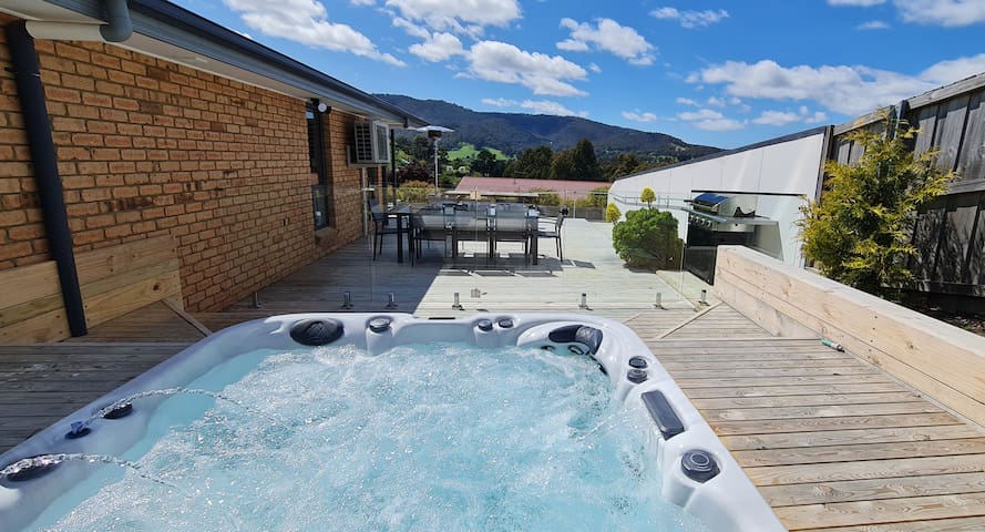 Home in Cygnet with spa.