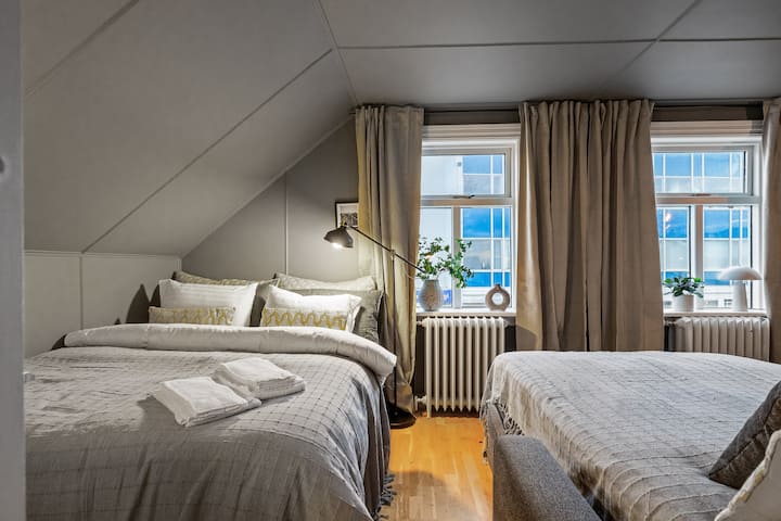 Избегајте во удобен луксуз со совршена мешавина на стил и удобност во нашиот нов брачен кревет и постелнина со 5 ѕвезди