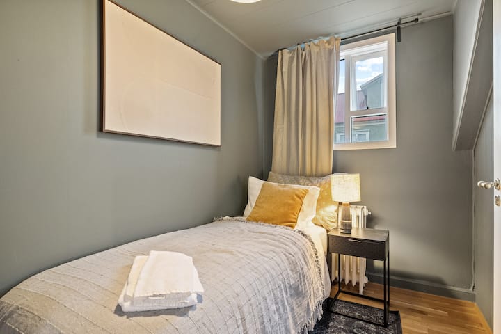 Едноставна, но многу удобна спална соба во која може да се смести единечен кревет.