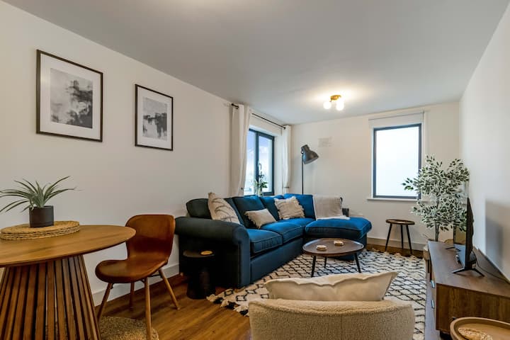 Central 1bd With Free Underground Parking - Cheltenham
