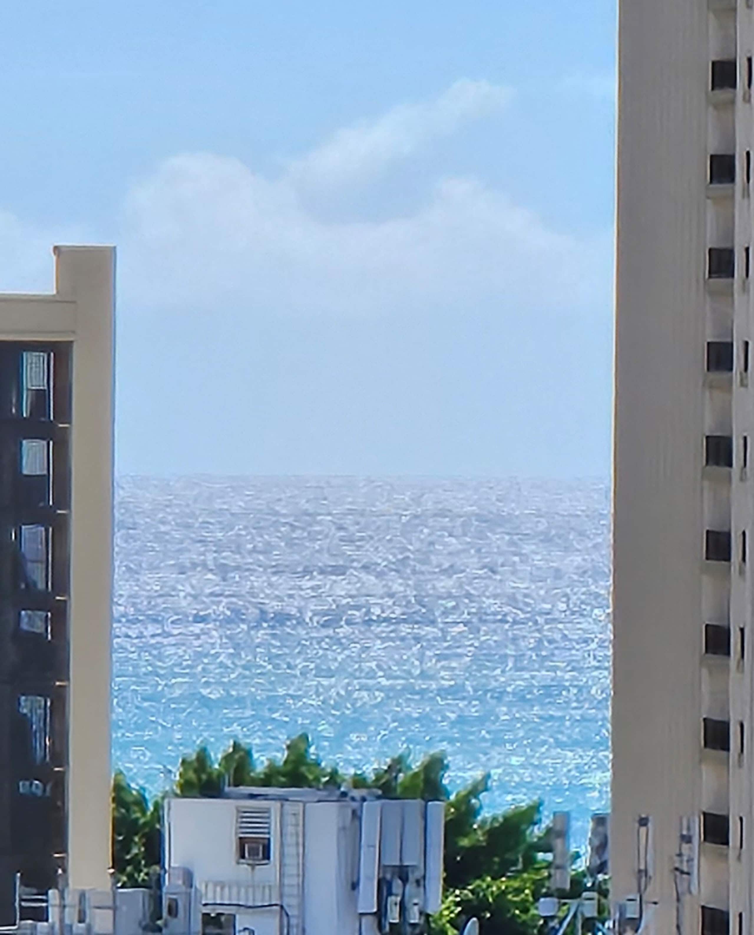 Quaint Studio in Central Waikiki - Image 11