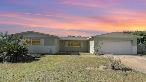 IHBliss: Stylish 4BR, Walk to Beach!