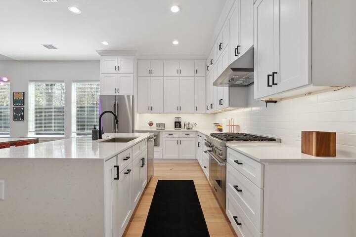 New Construction House w/ Heated Pool Mins From DT gallery image 5