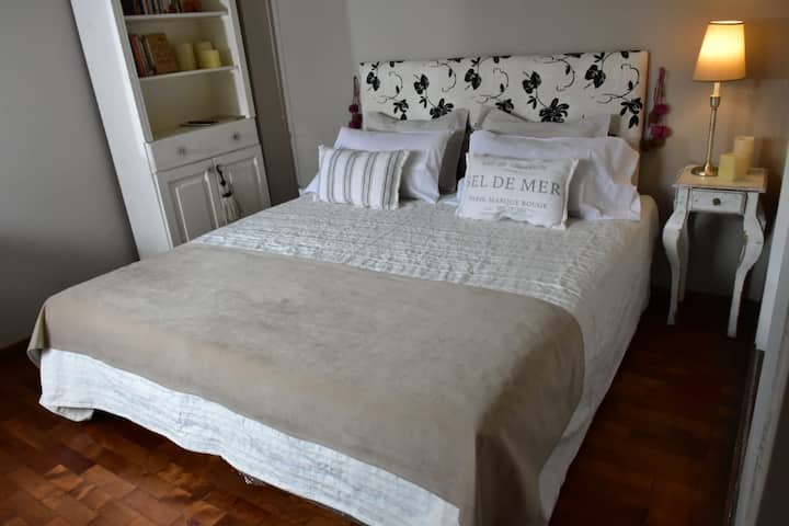 O quarto é muito confortável e tranquilo, ideal para um bom descanso. Tem ar-condicionado, ventilador e TV de 32'com Netflix.