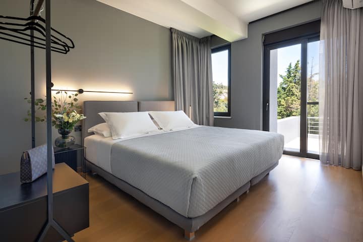 First floor bedroom that offers access to a shared balcony overlooking the rear part of the garden. 