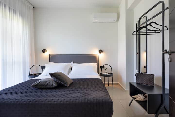 Ground floor bedroom with 1.60 x 2.00 bed, A/C and open closet.