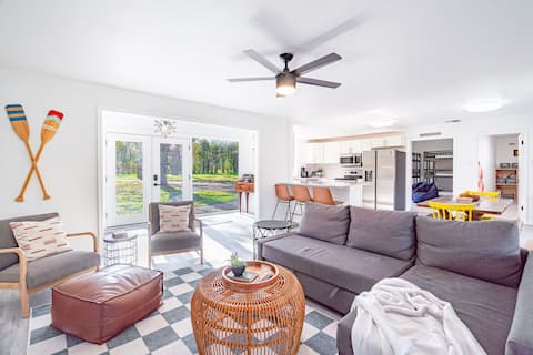 Popular Airbnb listing: Waterfront Family Getaway: Dock, Kayaks & Fire Pit in Seguin