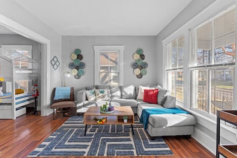 Stunning Modern House w/Kingbed | 3 min to TheLoop