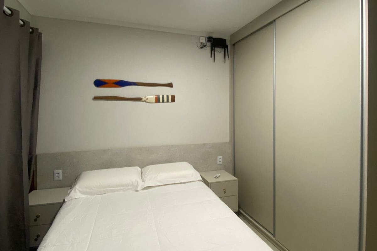 סוויטת הורים, עם מיזוג אוויר, טלוויזיה 32אינץ ', Wi - Fi, מלתחה גדולה, מיטת קופסה ומרפסת לבריכה.