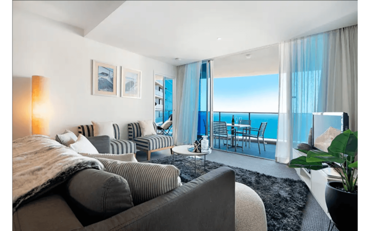 รูปเก่าของเลานจ์และระเบียงพร้อมวิวทะเล