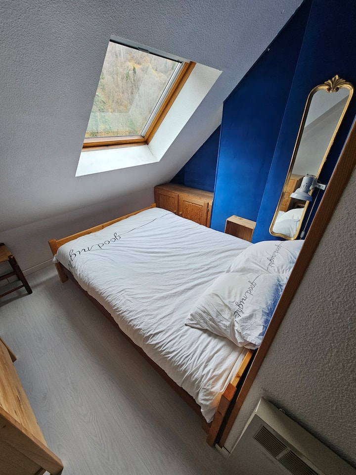 חדר שינה 1 - מיטה 140 x 190 - עם נוף להרים.