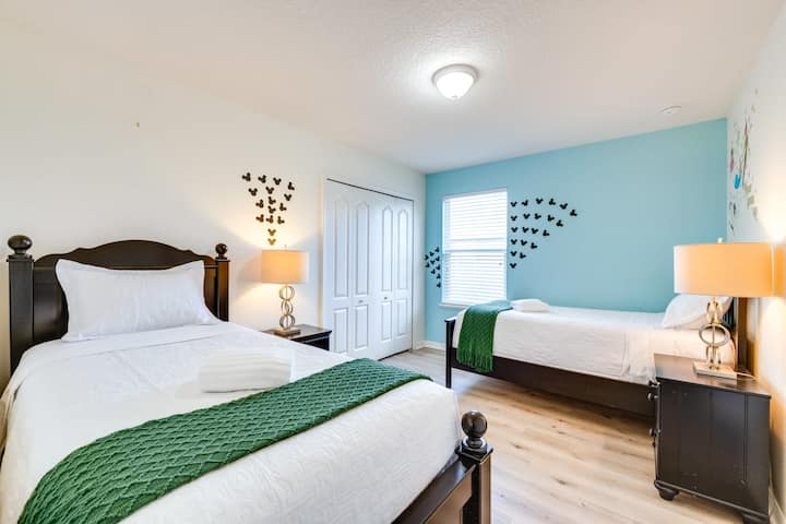 Удобна спална соба со удобна постелнина, дизајнирана за мирен ноќен сон.