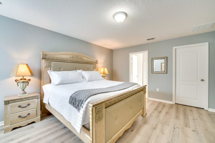 Удобна спална соба со удобна постелнина, дизајнирана за мирен ноќен сон.