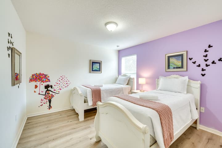 Удобна спална соба со удобна постелнина, дизајнирана за мирен ноќен сон.