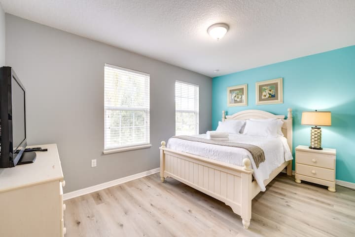 Удобна спална соба со удобна постелнина, дизајнирана за мирен ноќен сон.