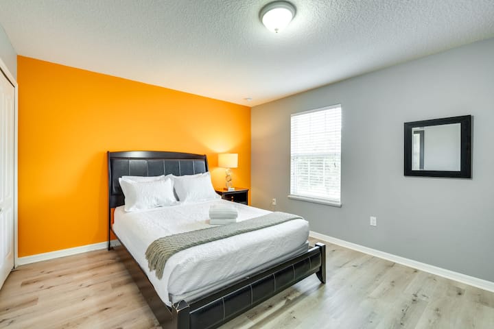 Удобна спална соба со удобна постелнина, дизајнирана за мирен ноќен сон.