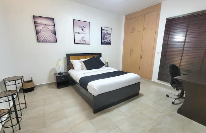 Druga spavaća soba u kojoj se čiste linije i udobnost spajaju za miran san.