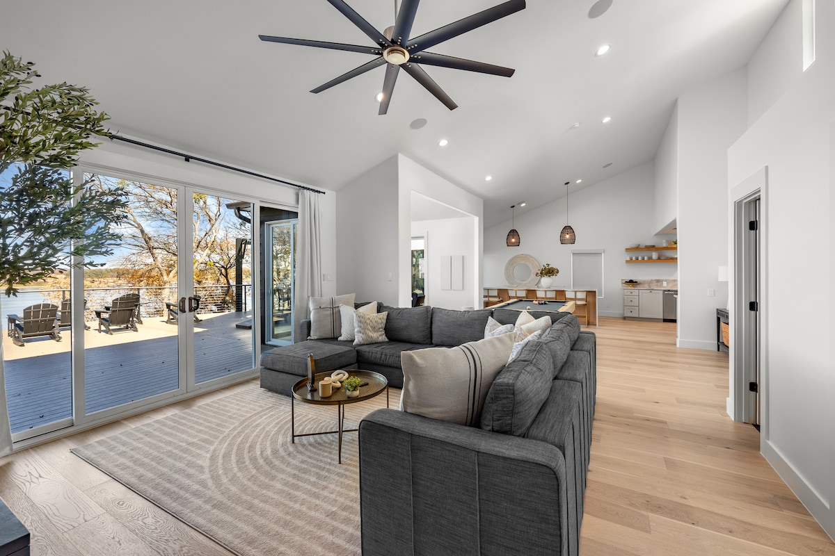 Popular Airbnb listing: Lakefront Main Body, Hot Tub, Fire Pit, Boat Dock in Granbury