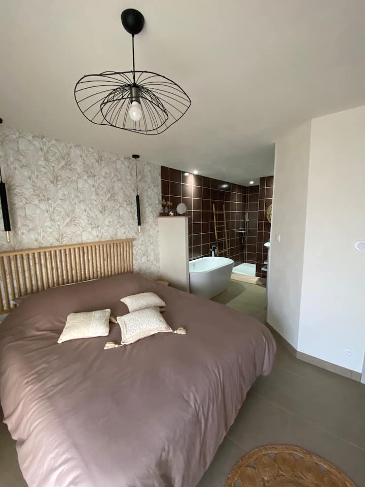 suite : lit en 160 
Douche et baignoire