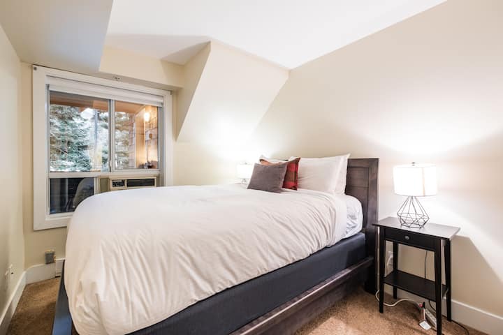 חדר שינה שני: מיטת קווין סייז, מזגן בחלון