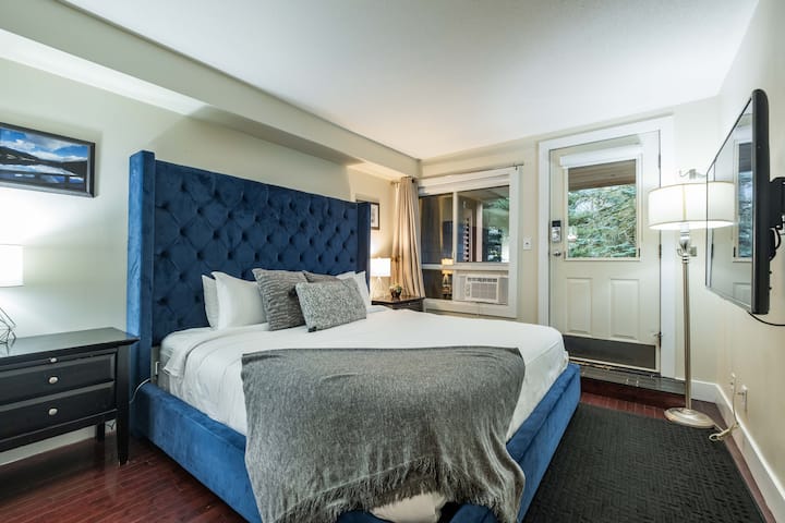 חדר שינה ראשי: מיטת קינג סייז, מזגן בחלון