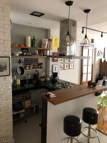 Apê Laranjeiras: vaga, Netflix e metrô a 200m gallery image 2