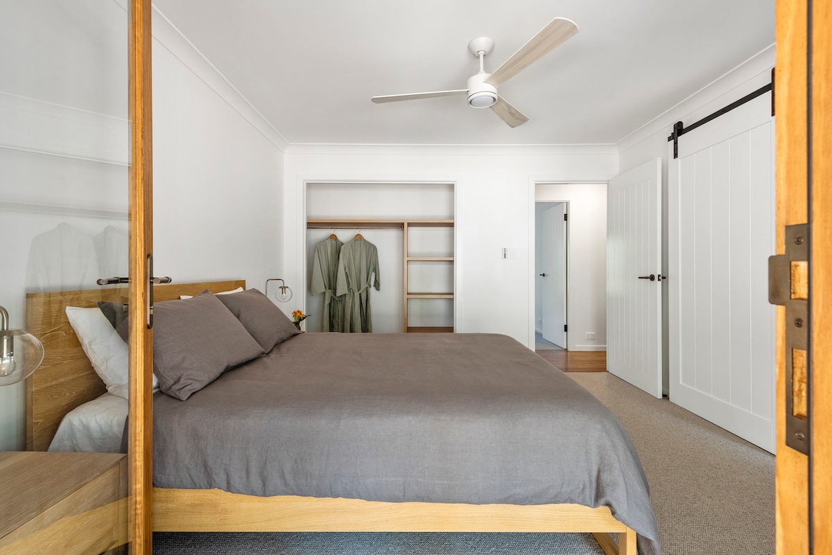 Dormitorio queen con magnífico baño privado y vistas al invernadero