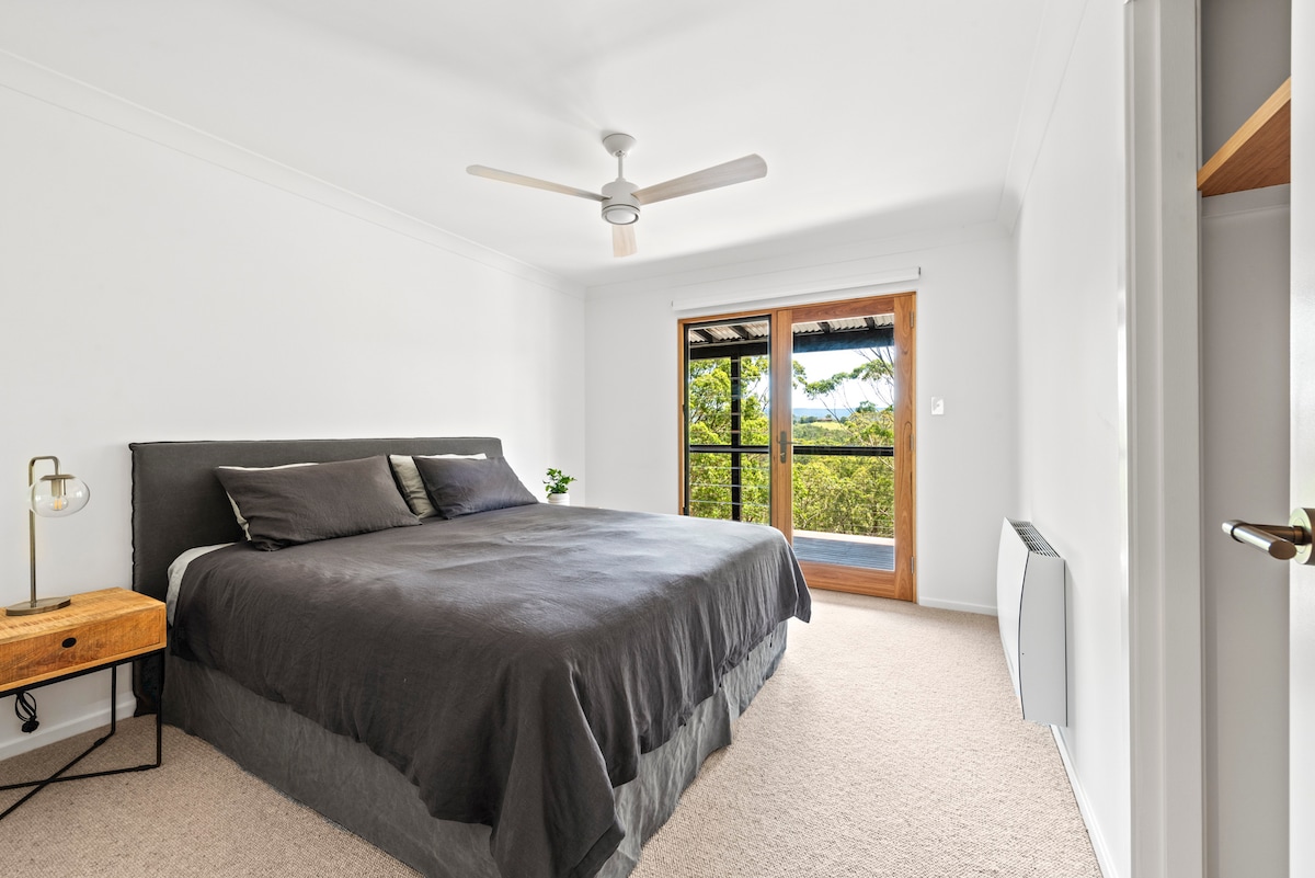 Cama tamaño king con ropa de cama francesa.  Vistas al arroyo y al escarpe, con puerta que se abre a la terraza.
La cama king se puede dividir en 2 camas individuales largas. 