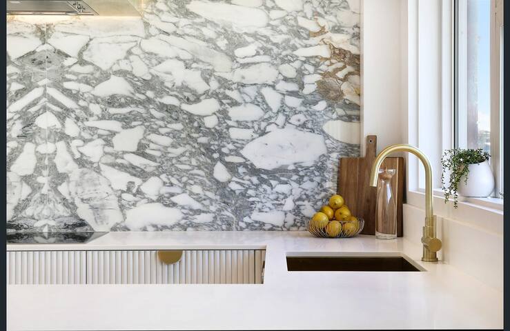 Luxury apartment footsteps from the beach! gallery image 3