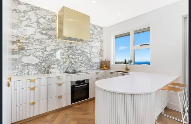 Luxury apartment footsteps from the beach! gallery image 2