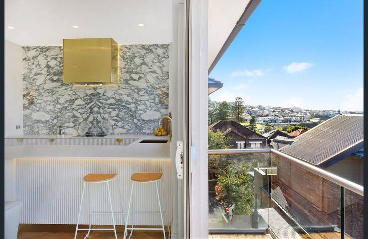 Luxury apartment footsteps from the beach! gallery image 4