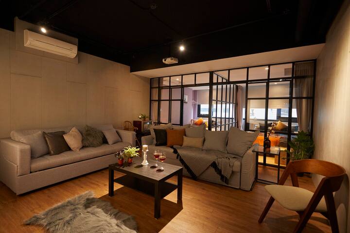 西門私寓-極。台北車站雙層電梯公寓，大型投影，吧台聚會(17人) gallery image 2