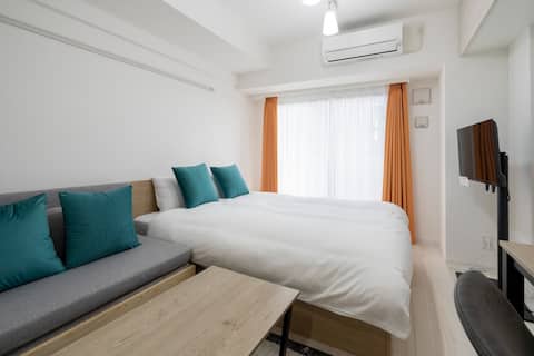 Beautiful white base room/406