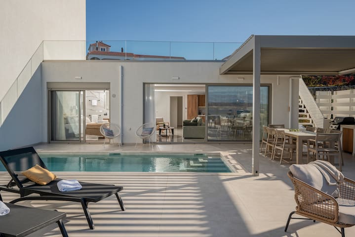 AmphiMatrion, Pasiphae w/ private pool & Seaview