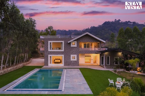 Silver Slopes A 4 BR Villa with Pool & Gazebo