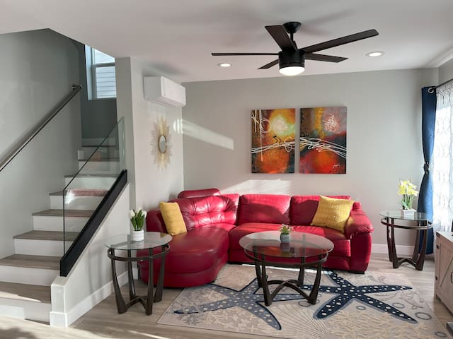 Luxurious Beachside Retreat with Oceanview