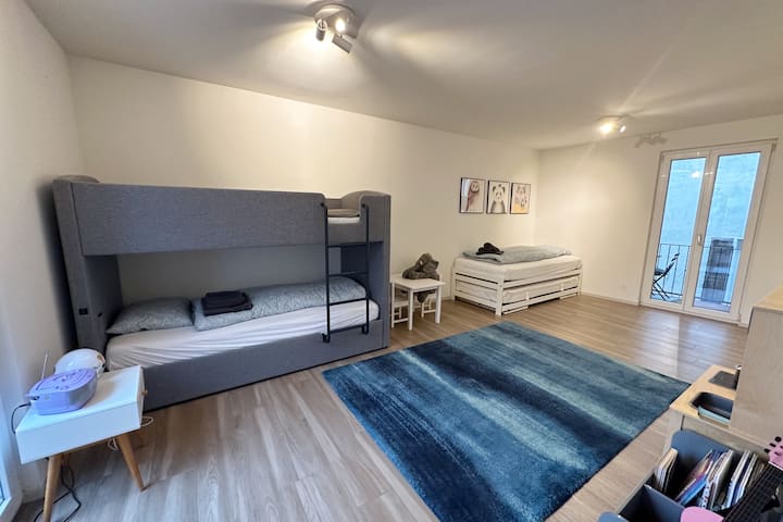 Detská izba s poschodovou posteľou a manželskou posteľou. K dispozícii sú rôzne hračky, ako sú kuchyňa na hranie, lego, brio dráha, knihy atď.

Detská izba s poschodovou posteľou a dvojlôžkom. Rôzne hračky, ako sú kuchyňa na hranie, Lego, brio court, knihy...