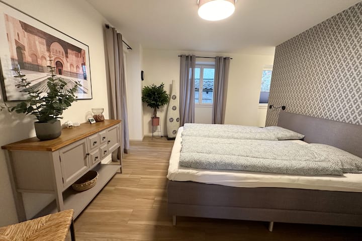 Izba 1 s manželskou posteľou 180 x 200 cm, šatníkom, príborníkom a priamym prístupom na terasu

Izba 1 s manželskou posteľou 180 x 200 cm, šatníkom, príborníkom a priamym prístupom na terasu