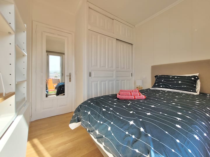 Dormitorio con una cama doble.