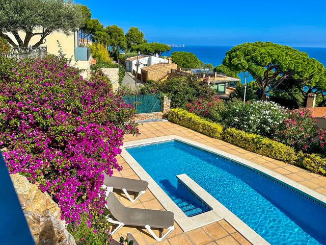 Fantastic Villa with pool only 450m from the sea!