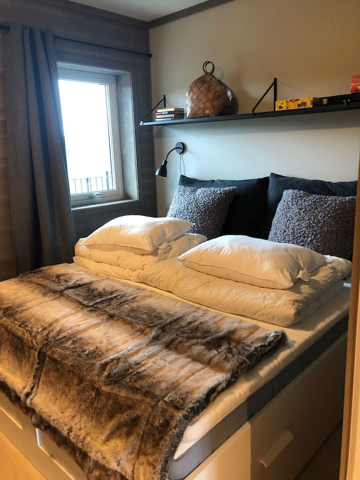 Soverom med kingsize-seng. Madras af god kvalitet.  God belysning med central lampe   og små væglamper ved 2 sengeborde. Ekstra  plaider, putter og dyner.  Tøjstativ med bøjler. Læsemateriale. Mørklægningsgardiner. Afbalanceret luft.