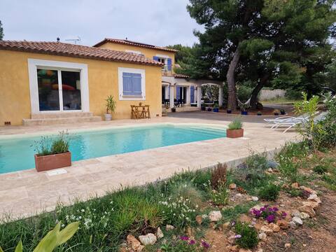 Charming Vacation, Spacious House with Pool