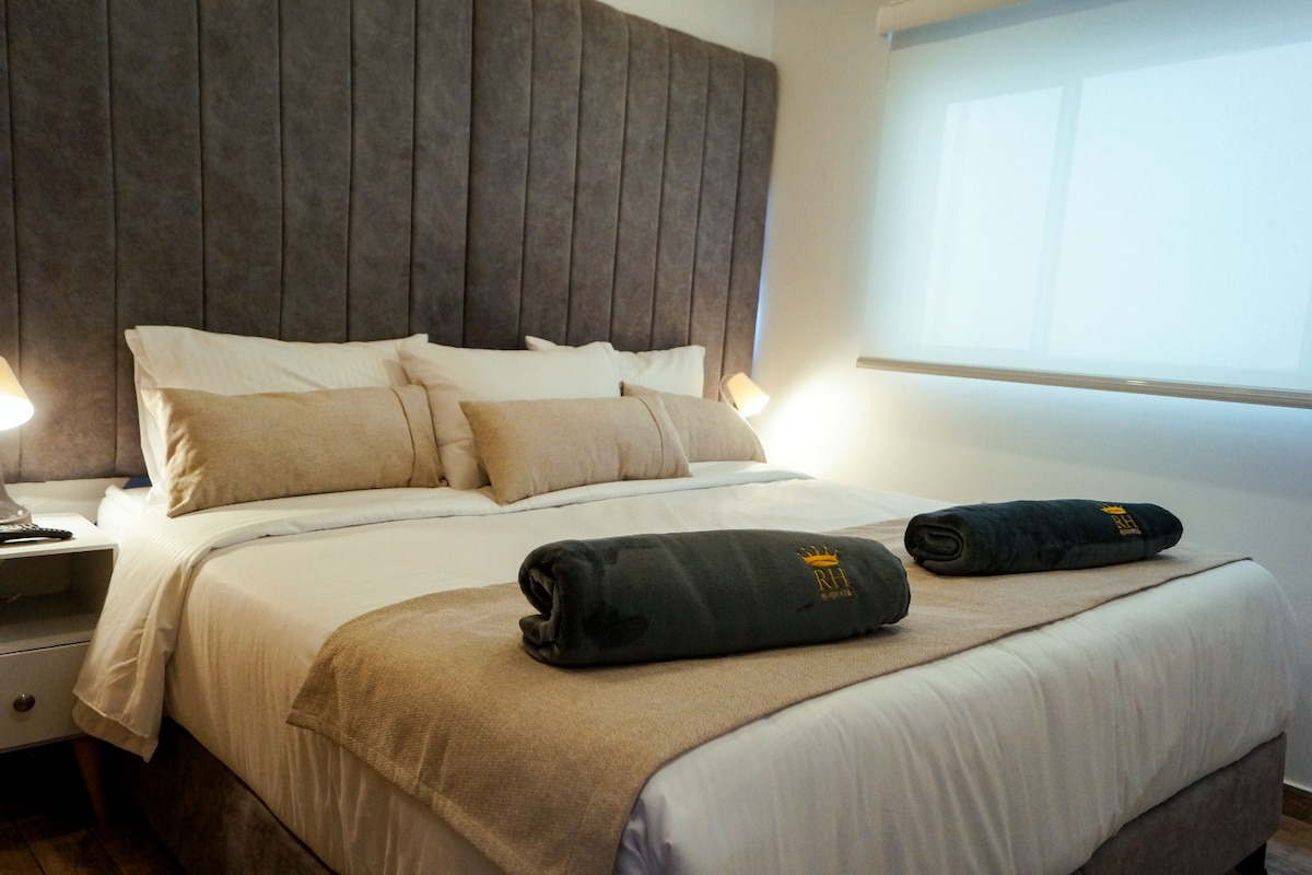 Დეკორის რბილი და დამამშვიდებელი ტონები სიმშვიდის მდგომარეობაში გიწვევთ თვალების გახელის მომენტიდან. Ჩვენ გთავაზობთ მყუდრო და დახვეწილ გარემოს, რომელიც იდეალურია ბოგოტანიის დედაქალაქის დათვალიერების შემდეგ დასასვენებლად