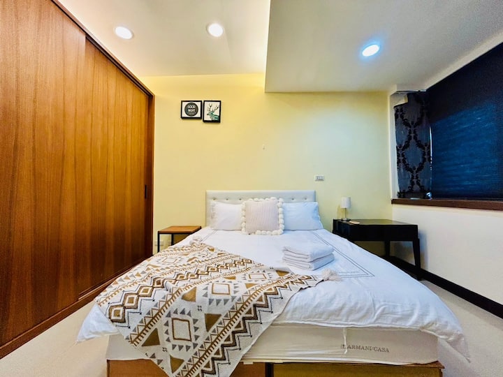 ในตอนเช้าตรู่แสงแดดส่องผ่านม่านหน้าต่างบางๆทำให้ความฝันที่ยังคงอยู่ละลายไปอย่างเงียบๆ
